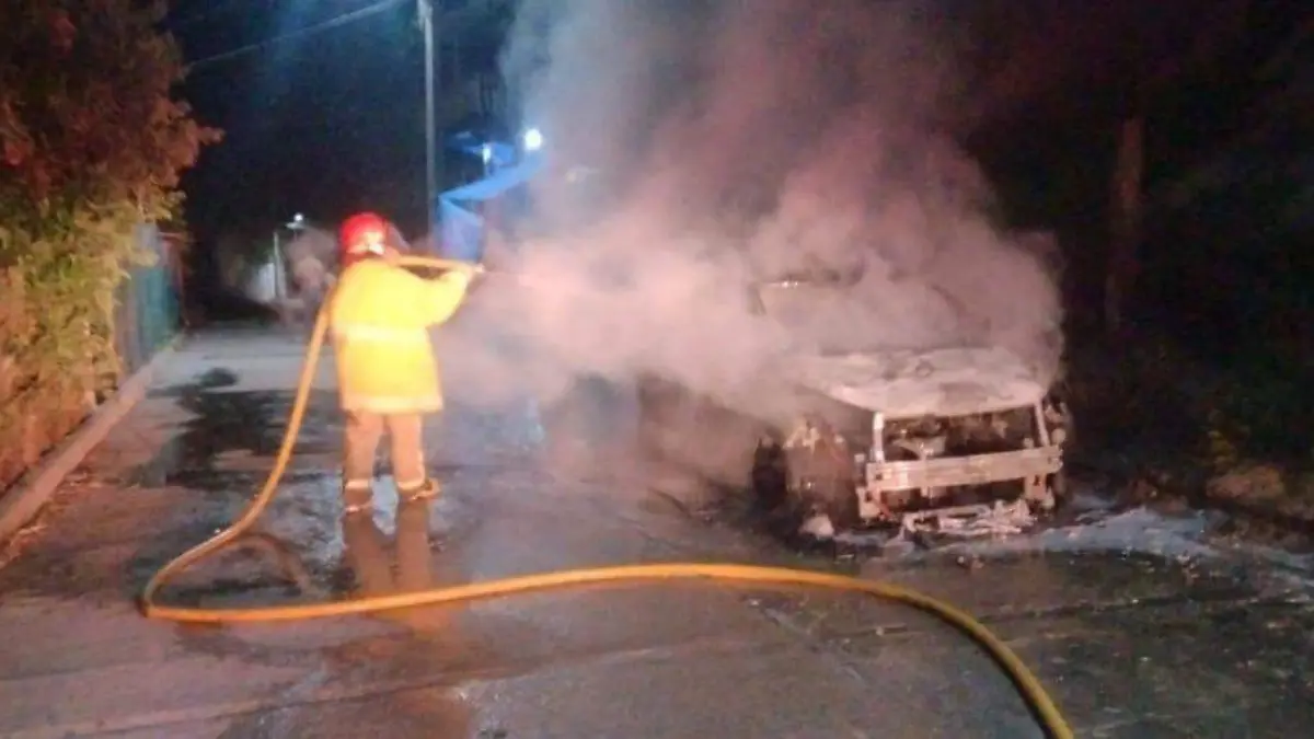 Taxi se incendió y quedó reducido a chatarra
