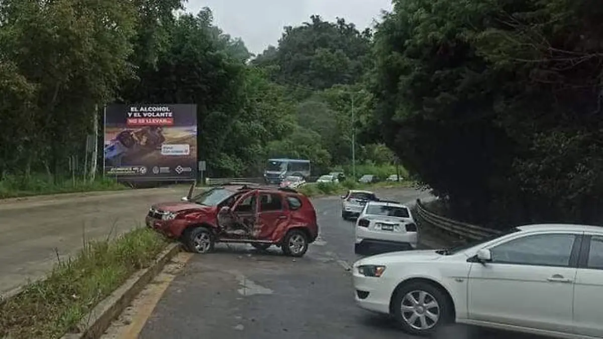 Chocan cuatro autos tras derrapar en el bulevar a Coatepec