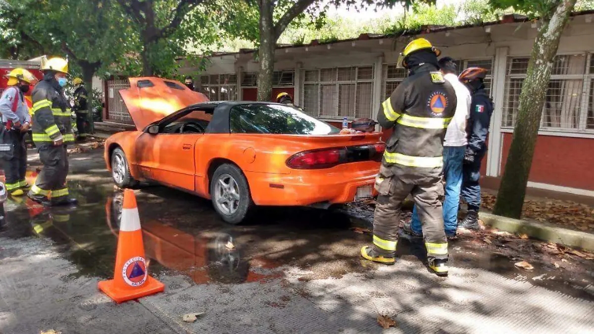 Auto comenzó a incendiarse