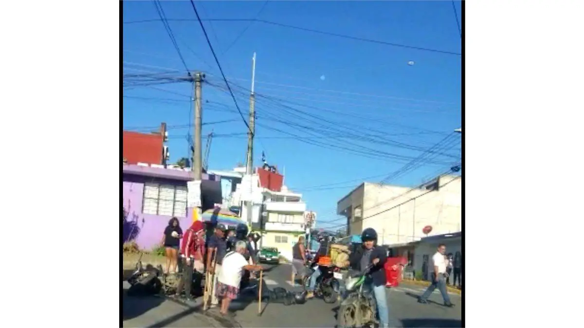Motociclista de la SSP chocó contra autobús; está lesionado