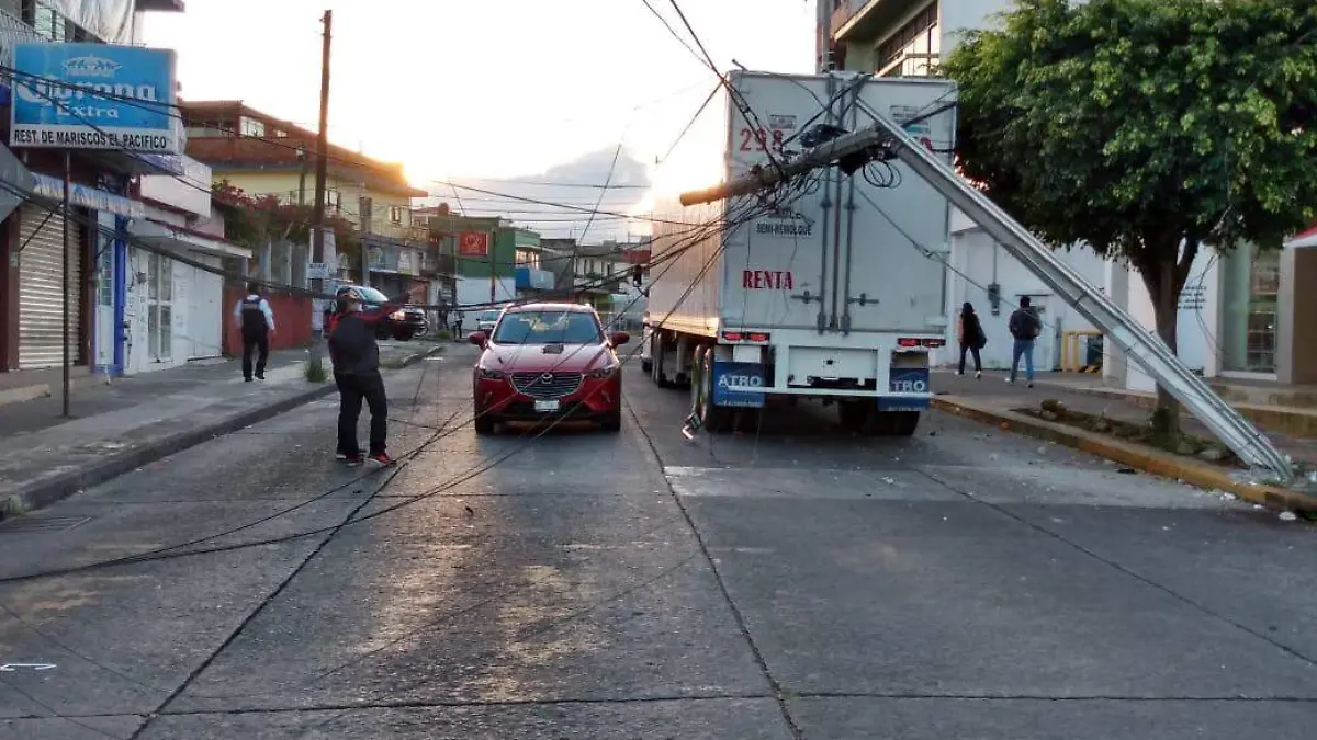 Tráiler derribó tres postes
