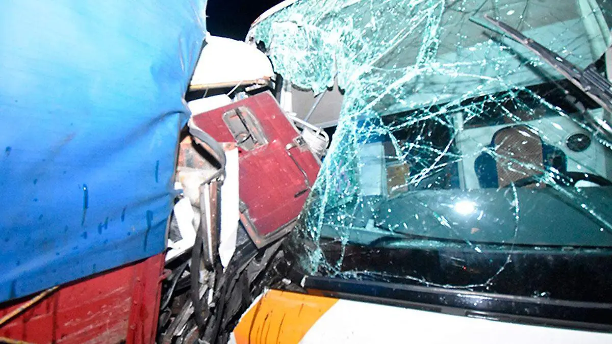 Accidente-de-autobus-deja-15-lesionados