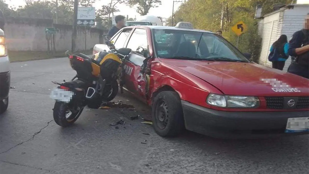 Estudiante lesionado al chocar contra taxi en la carretera antigua a Coatepec