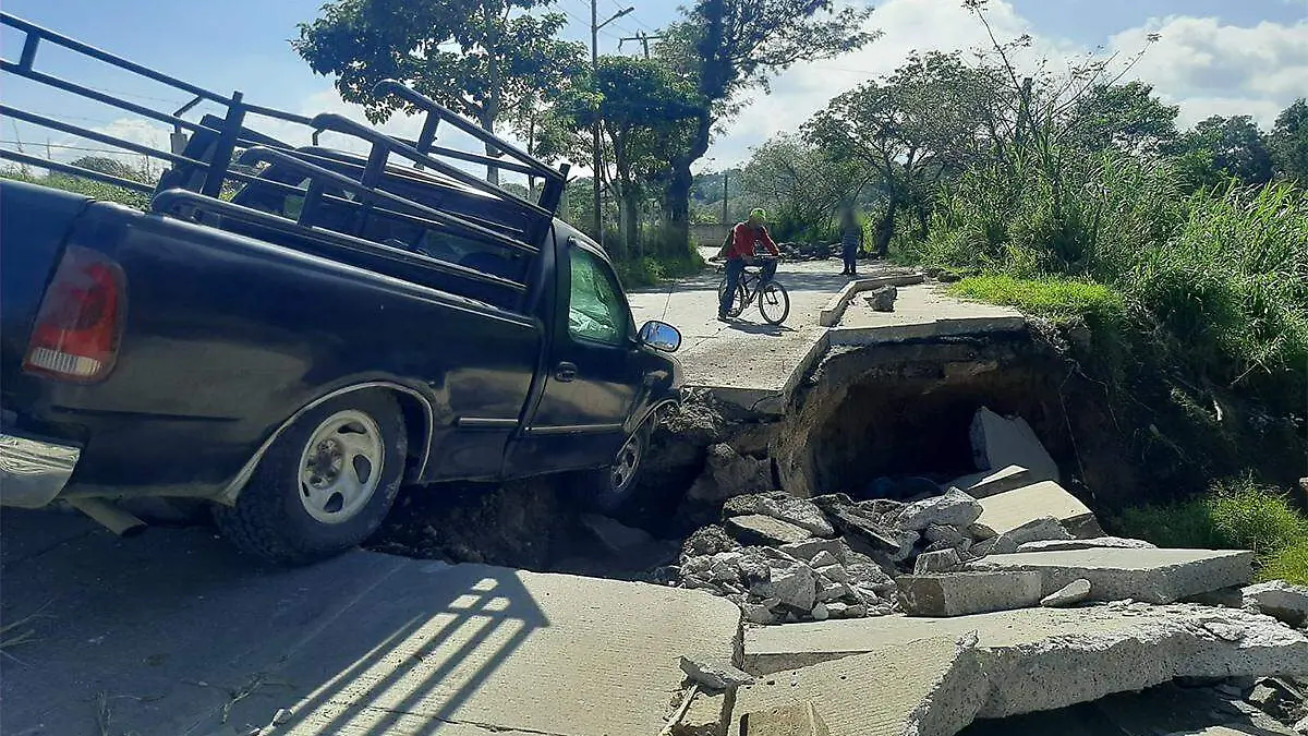 Camioneta cae en camino de la Haciendita