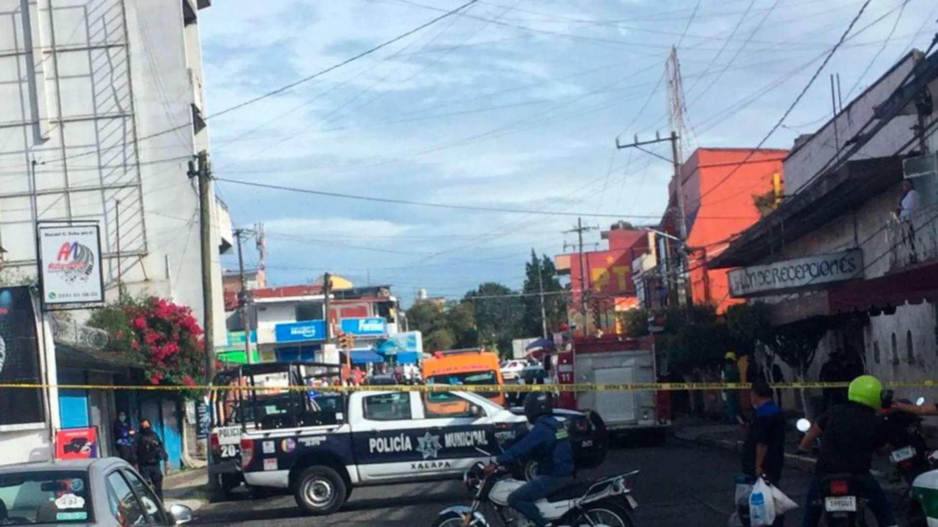 Joven-intensa-arrojarse-de-edificio-en-Xalapa