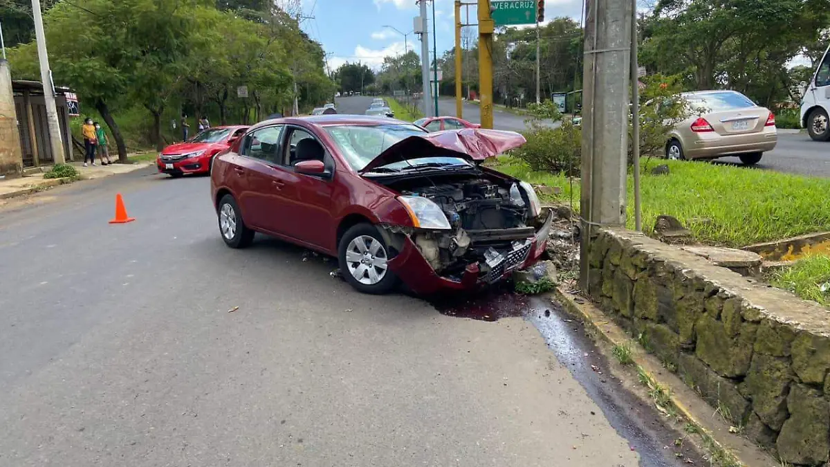 auto choca contra poste