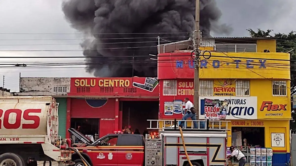 2-Incendio-en-bodega-de-pinturas-de-Mina