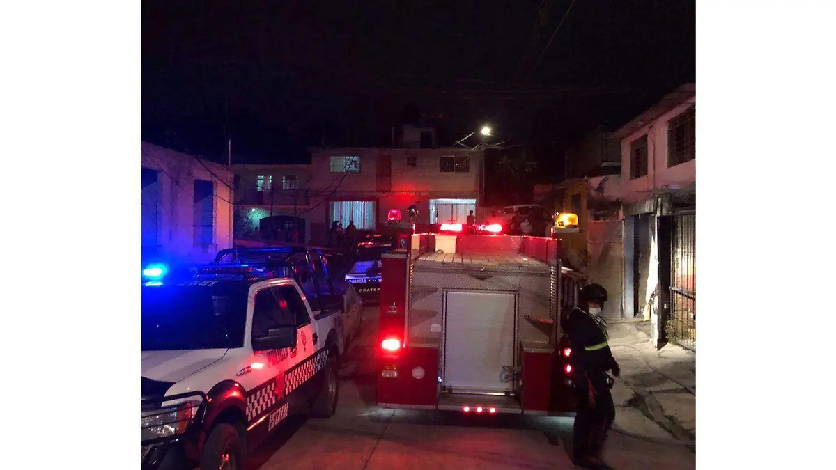 combaten incendio