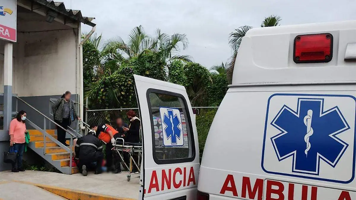 Atienden a mujer con dolor abdominal en autobús