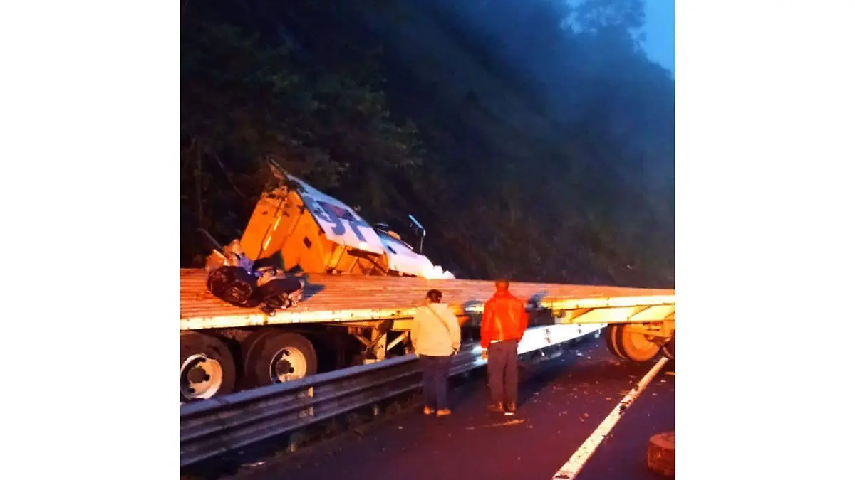 Tráiler chocó y volcó