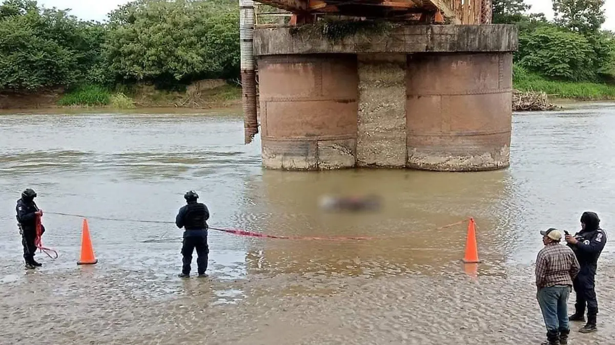 Motociclista-muere-al-caer-de-un-puente