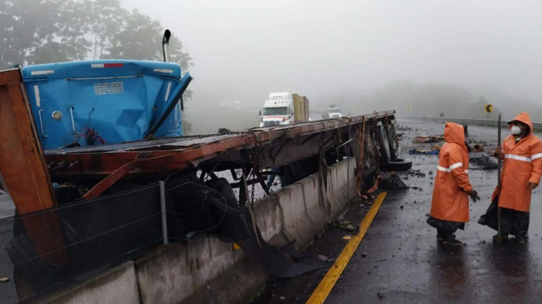 Trailer-cargado-de-acero-se-accidenta-en-Perote