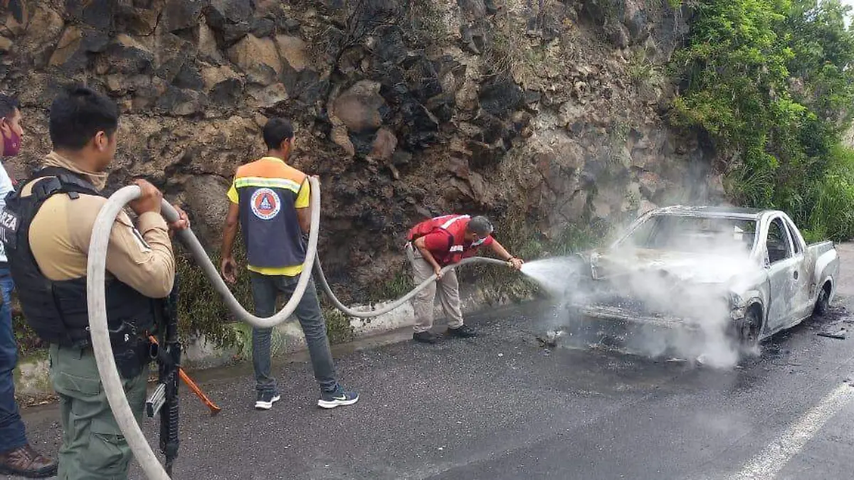 Camioneta Tornado se incendia en Corral Falso