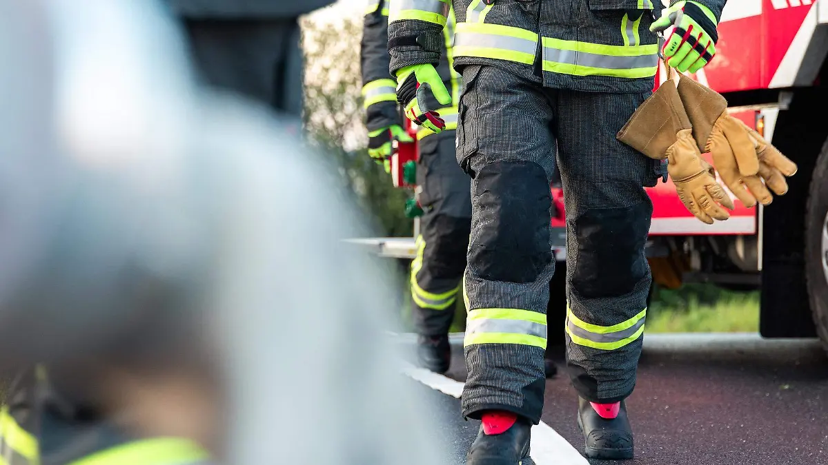 Bomberos apagan fuego