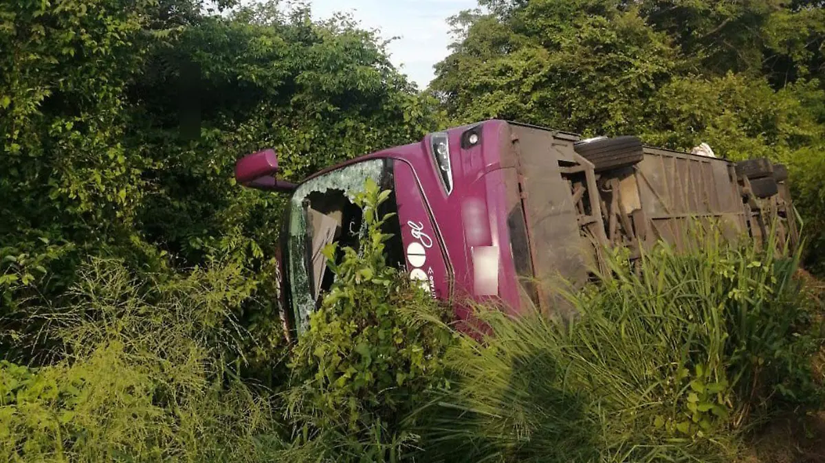 Autobus-ADO-GL-se-accidenta-en-carretera-de-Vega-de-Alatorre