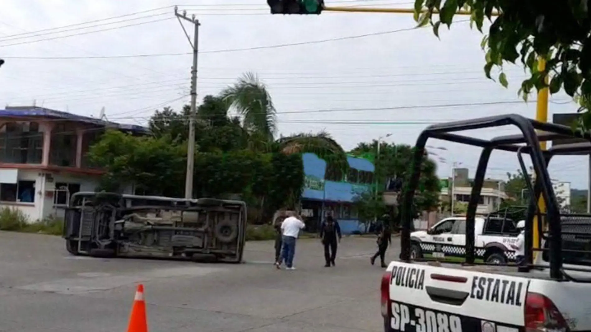 Volcadura-en-Poza-Rica-policias-y-presos-lesionados