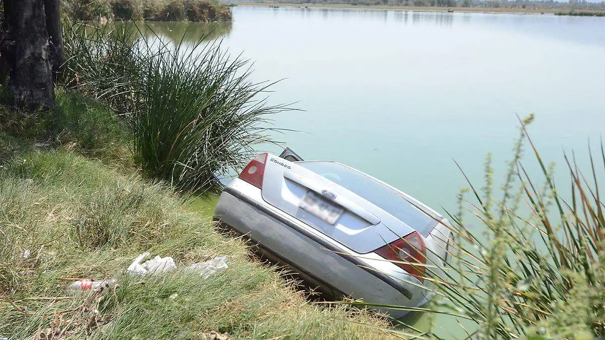 Auto cae en río