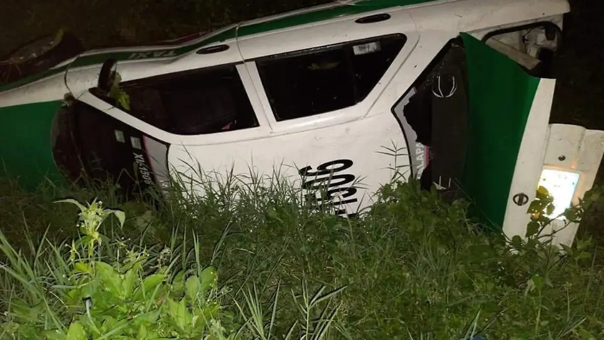 Taxi se salió de la carretera a Perote