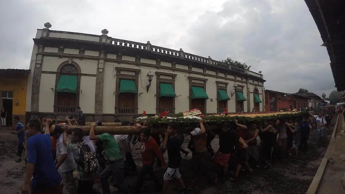 Cargan Arco en Coatepec, Foto Arantxa Arcos