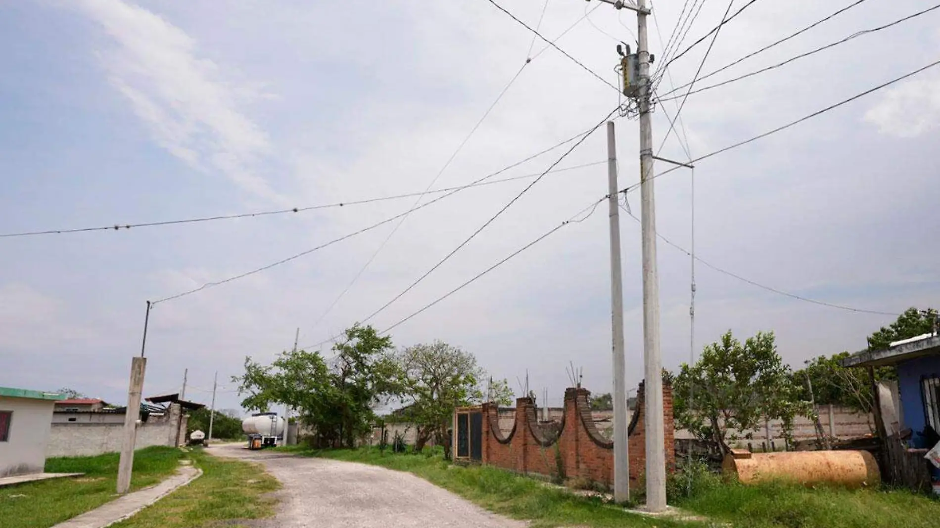 En el Barrio Los Carriles fueron beneficiadas la calle Prolongación Miguel Hidalgo; en el Barrio Campo Deportivo, la Calzada de Juárez, y las calles Roa Bárcenas, Puerto Vallarta y Paseo de las Palmas