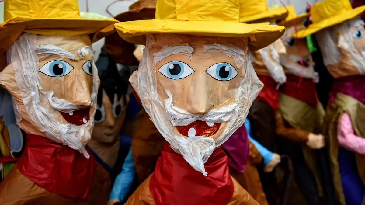 RENE-VIEJITO-PIÑATA