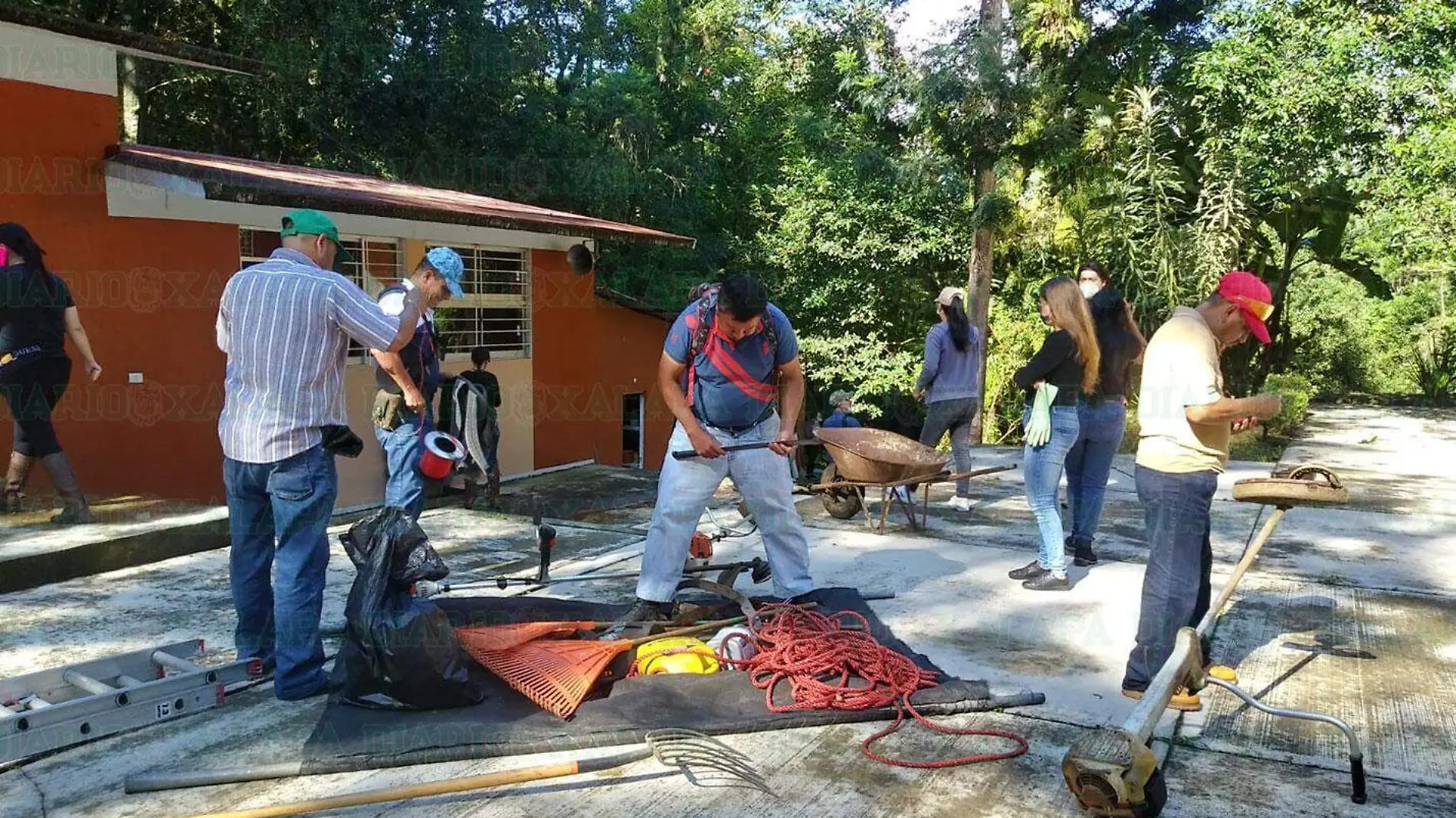 Labores-de-limpieza-en-telesecundaria