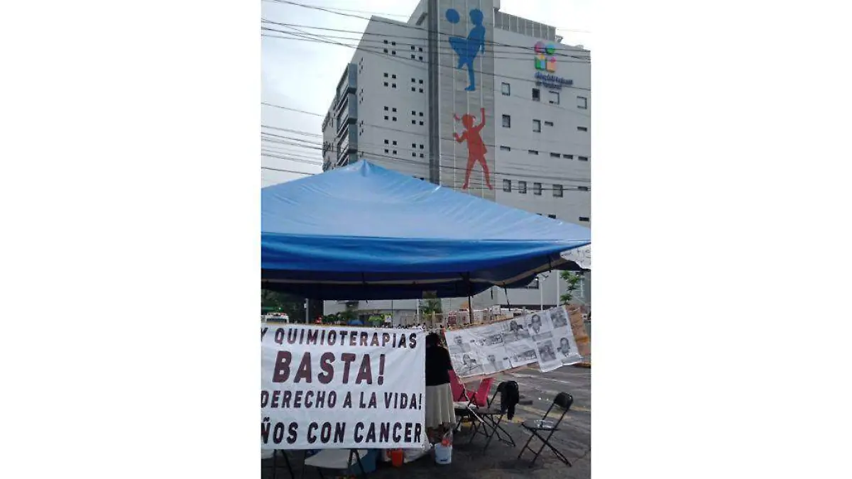 Mamás de niños con cáncer exhiben a funcionarios por falta de medicinas