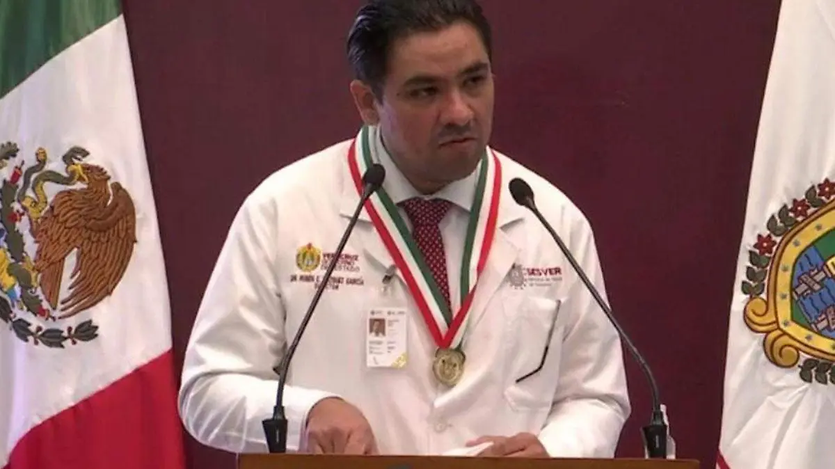 Doctor-premiado-en-el-dia-del-medico