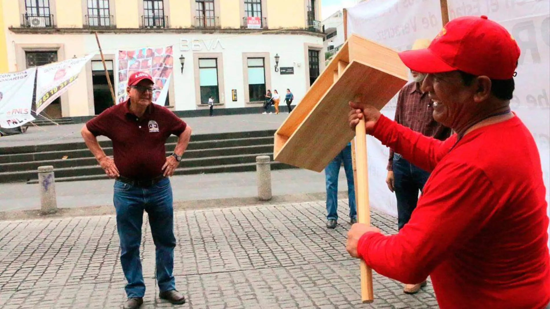 Como cada jueves, los jubilados y pensionados se reunieron en la plaza Lerdo para hacer pública su molestia, pues reiteran que el Gobierno de Veracruz solo se ha dedicado a ignorarlos