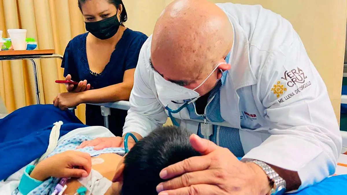 Medico-Roberto-Ramos-Alor-atiende-a-menor-intoxicado