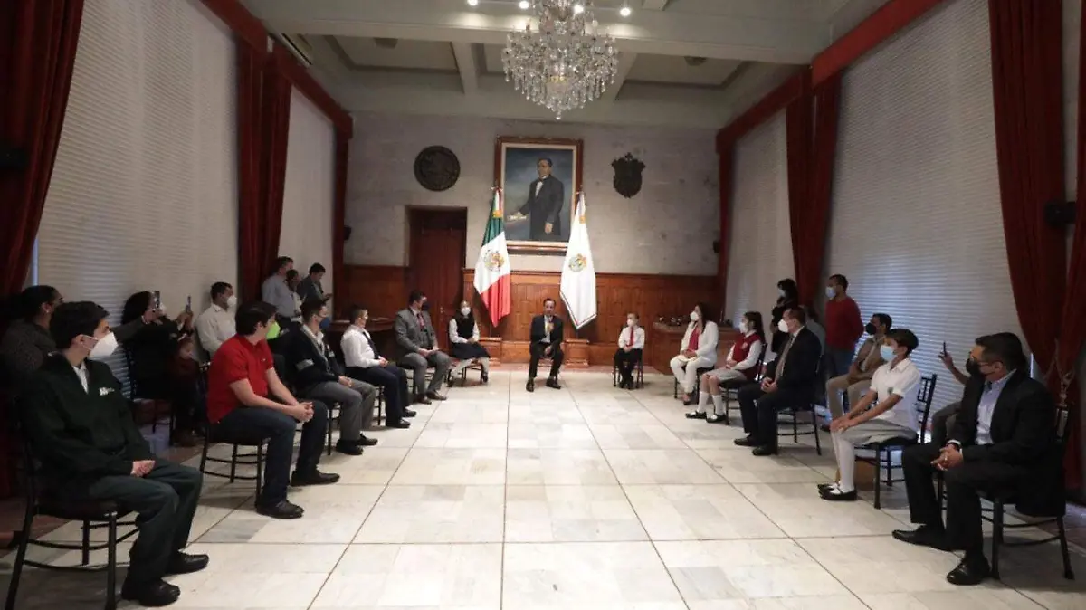Gobernador-entrega-reconocimientos-a-alumnos-de-nivel-basico