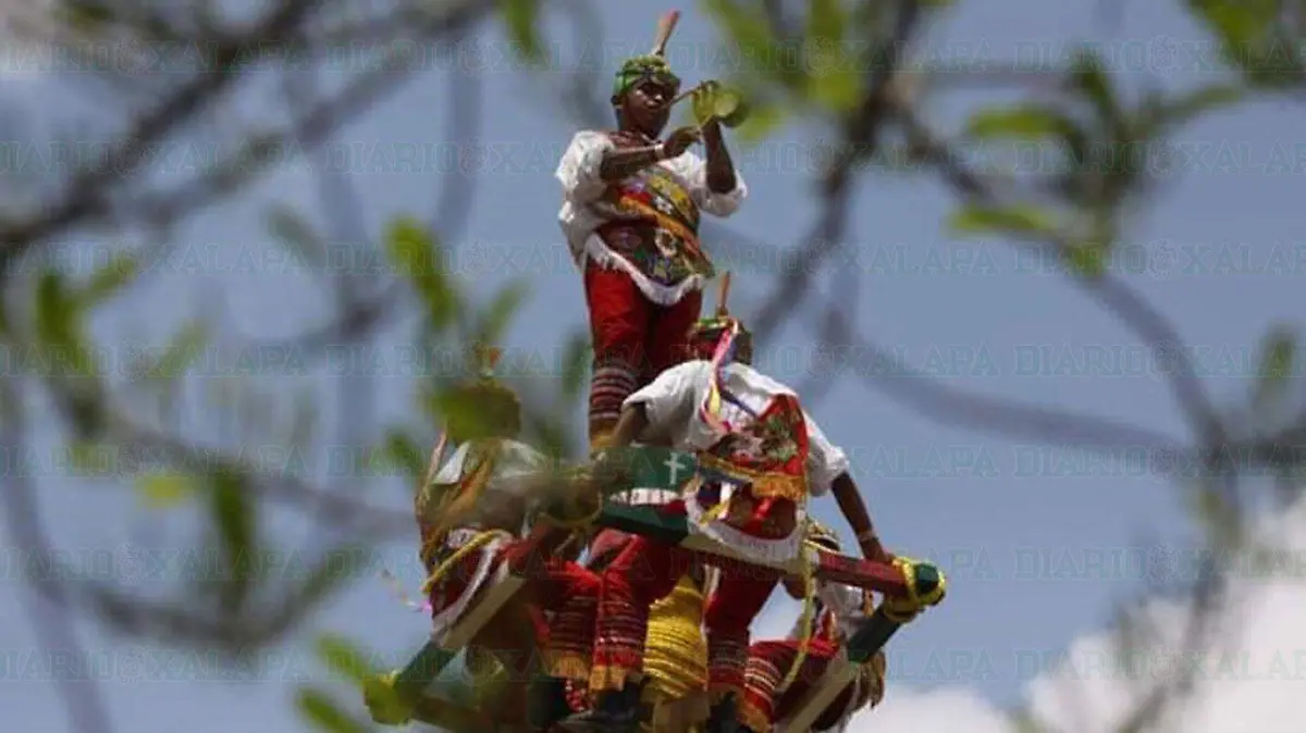 2-Voladores-de-Papantla-ofreciendo-un-espectaculo-en-cumbre-tajin