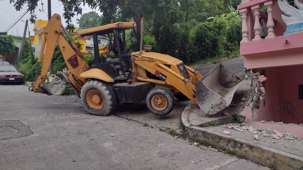 retroescabadora choca contra casa