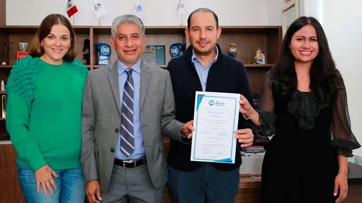 Entregan-a-Federico-Salomon-e-Indira-Rosales-la-constancia