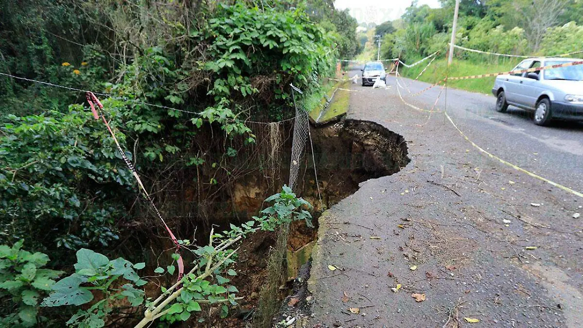 Carretera-con-enorme-socavon