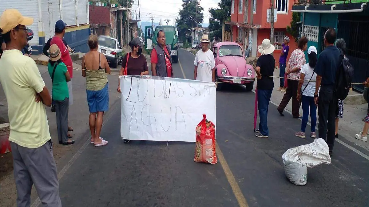 Bloquean avenida Chedrahui Caram por falta de agua