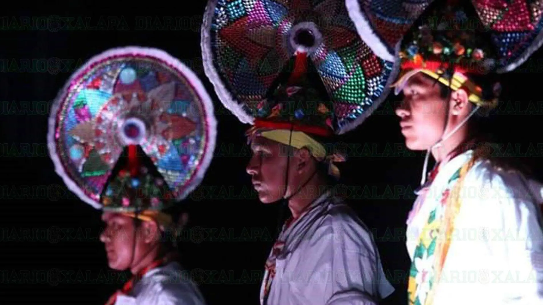 Voladores-de-papantla-ofreciendo-un-espectaculo-en-cumbre-tajin