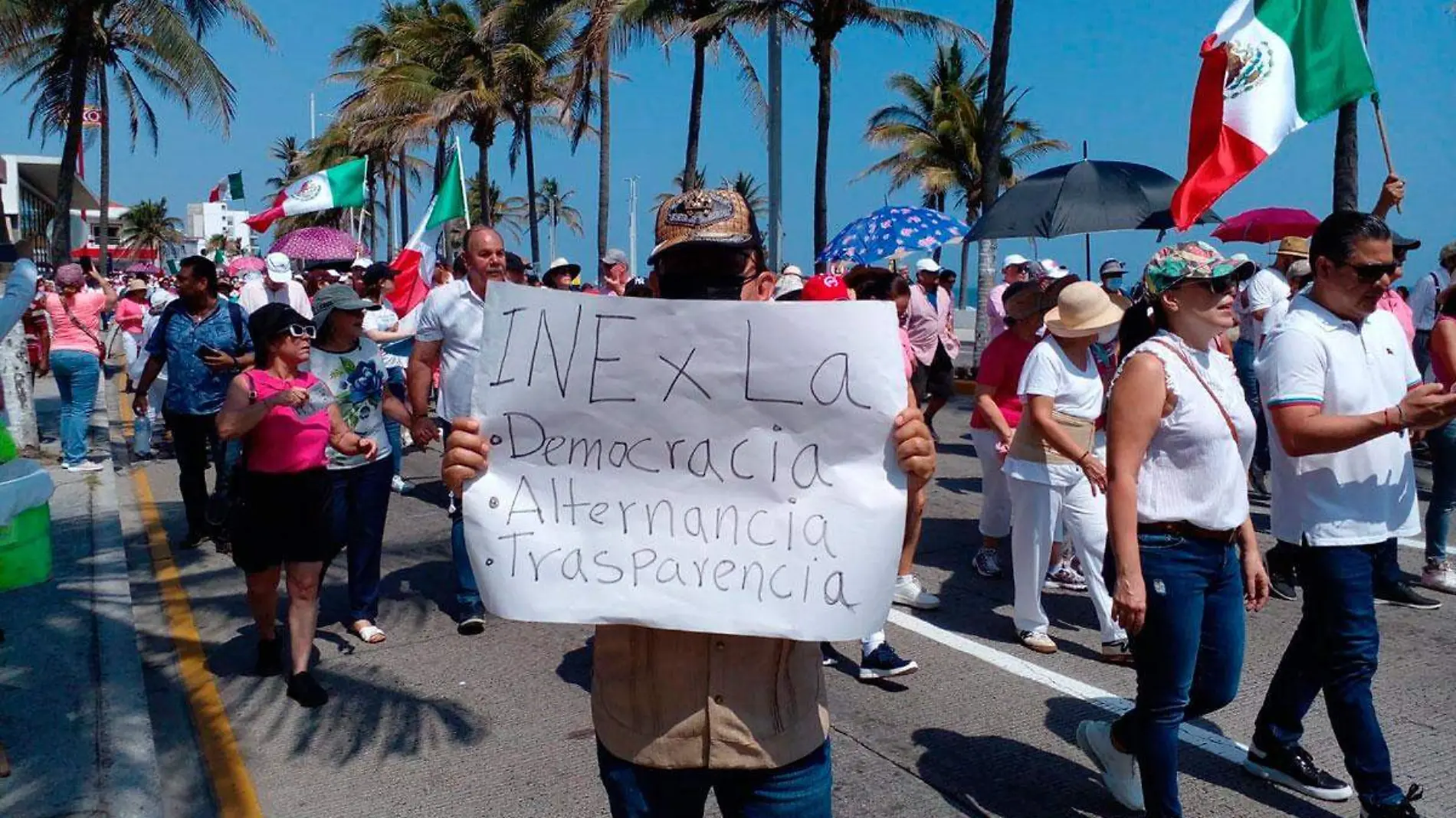 La marcha en defensa del INE concluyó en el monumento a los Niños Héroes sobre el bulevar Ruiz Cortines