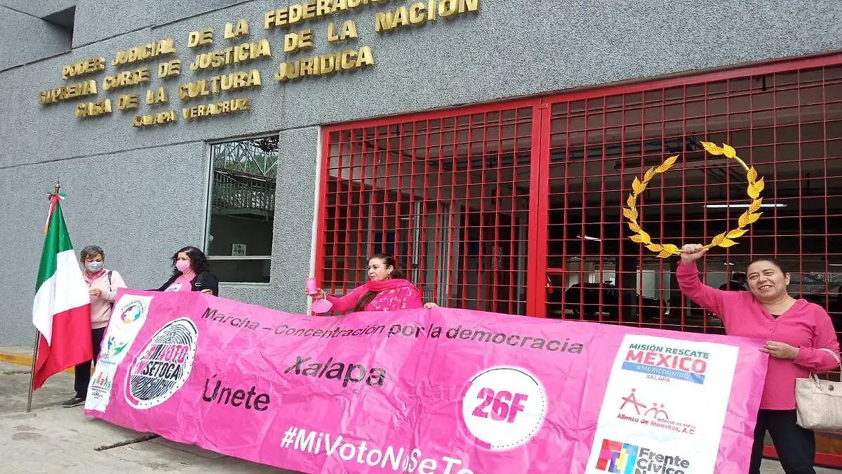 Manifestación de ciudadanos en defensa del INE