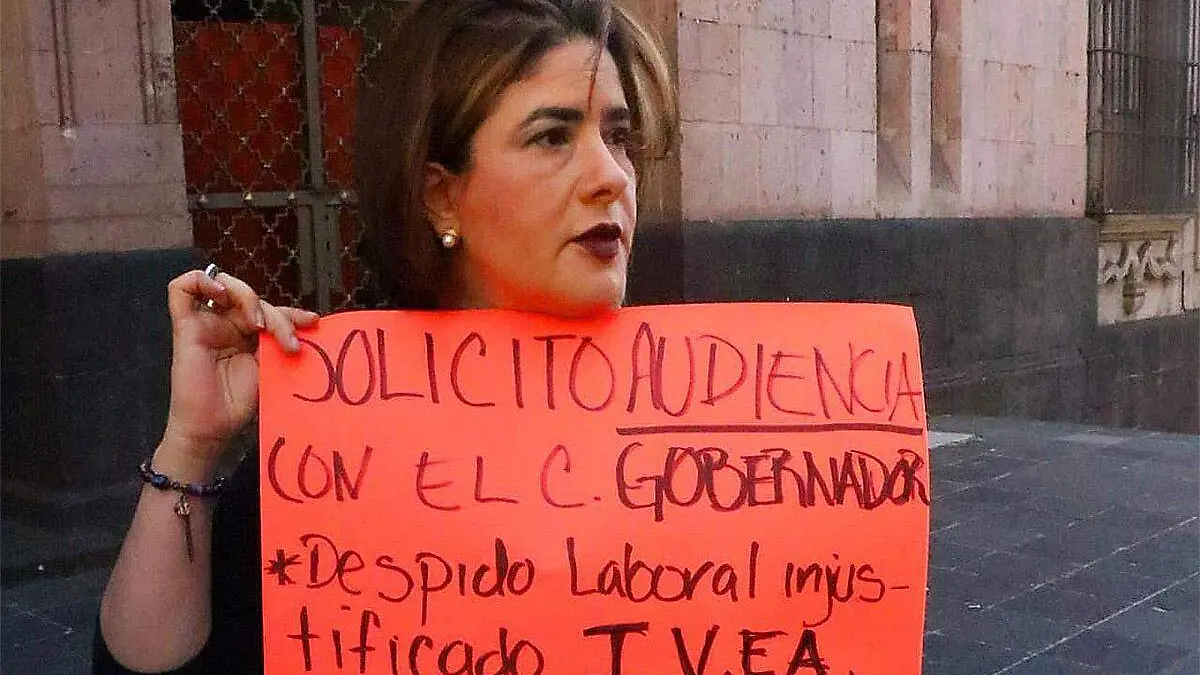 Mujer se manifiesta por despido injustificado del IVEA