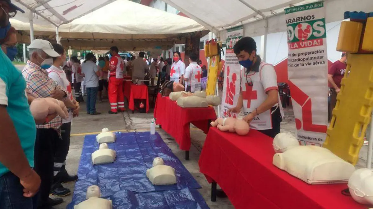 Cruz-roja-demostracion-de-primeros-auxilios