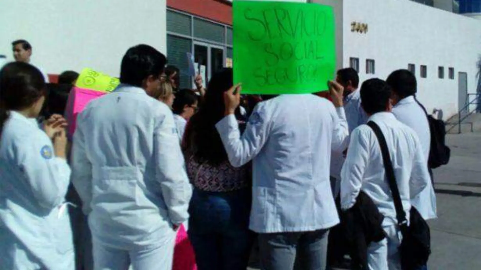 medicos-pasantes-manifestacion-615x358