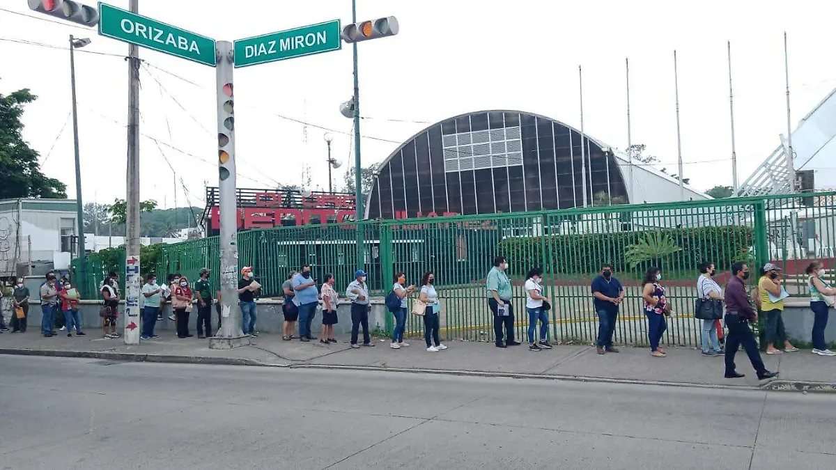 largas filas para vacuna