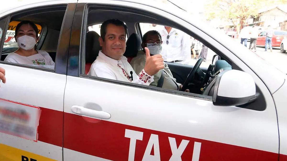 Sergio-Gutierrez-reunido-con-taxistas