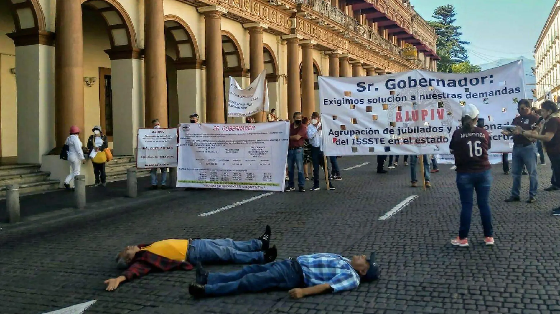 manifJubilados del Issste bloquean Enríquez con sus cuerpos tirados en plena vía pública 