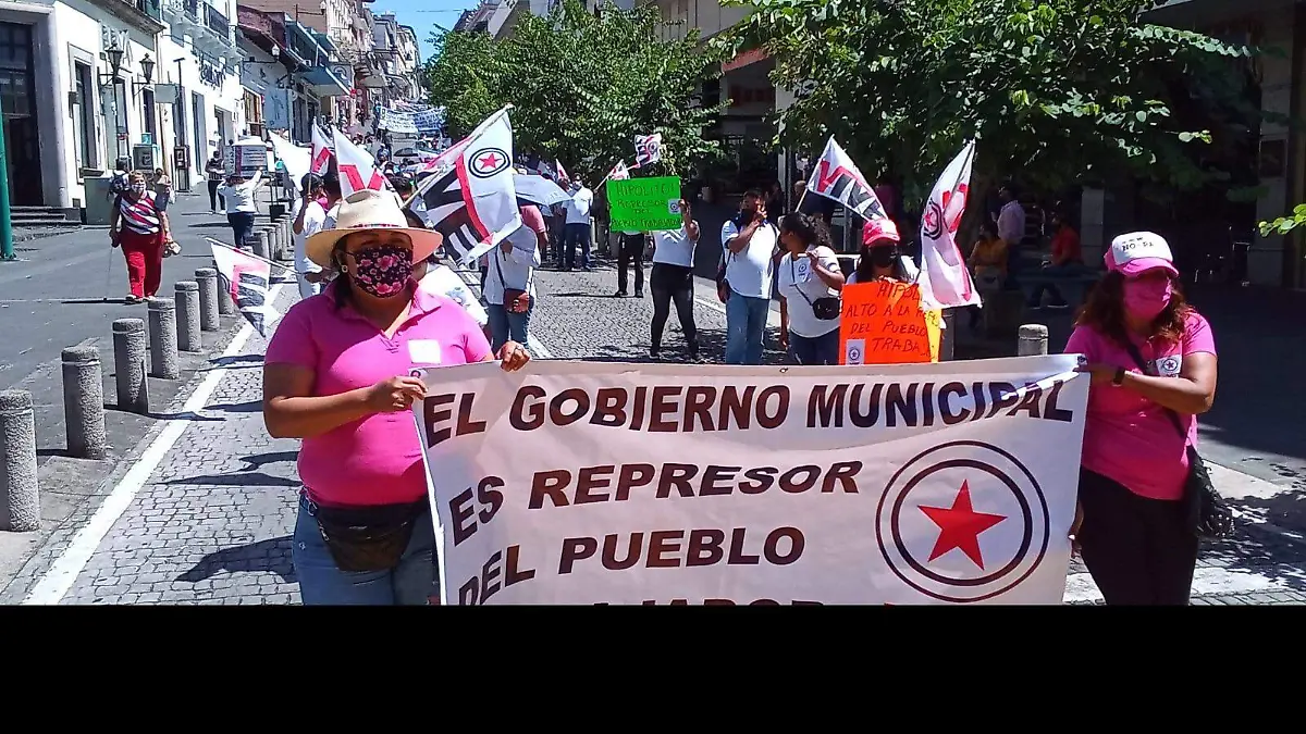 Vendedores ambulantes marcharon por calles de Xalapa, piden que se les permita trabajar 
