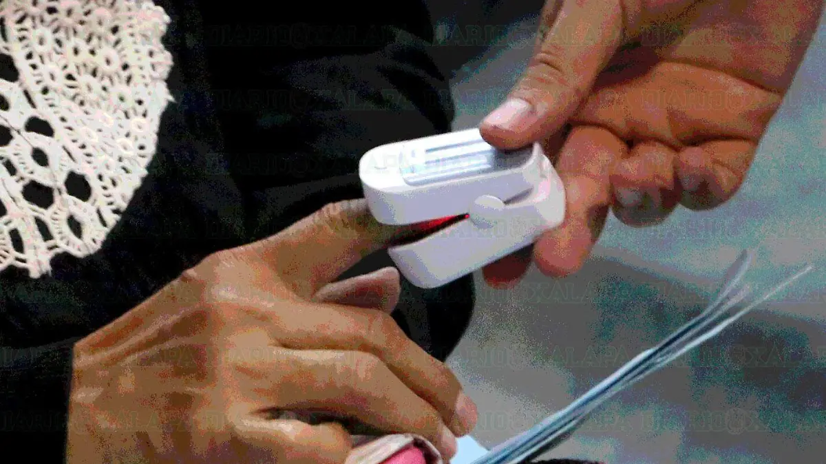 Personal-de-salud-utilizando-oximetro-en-paciente