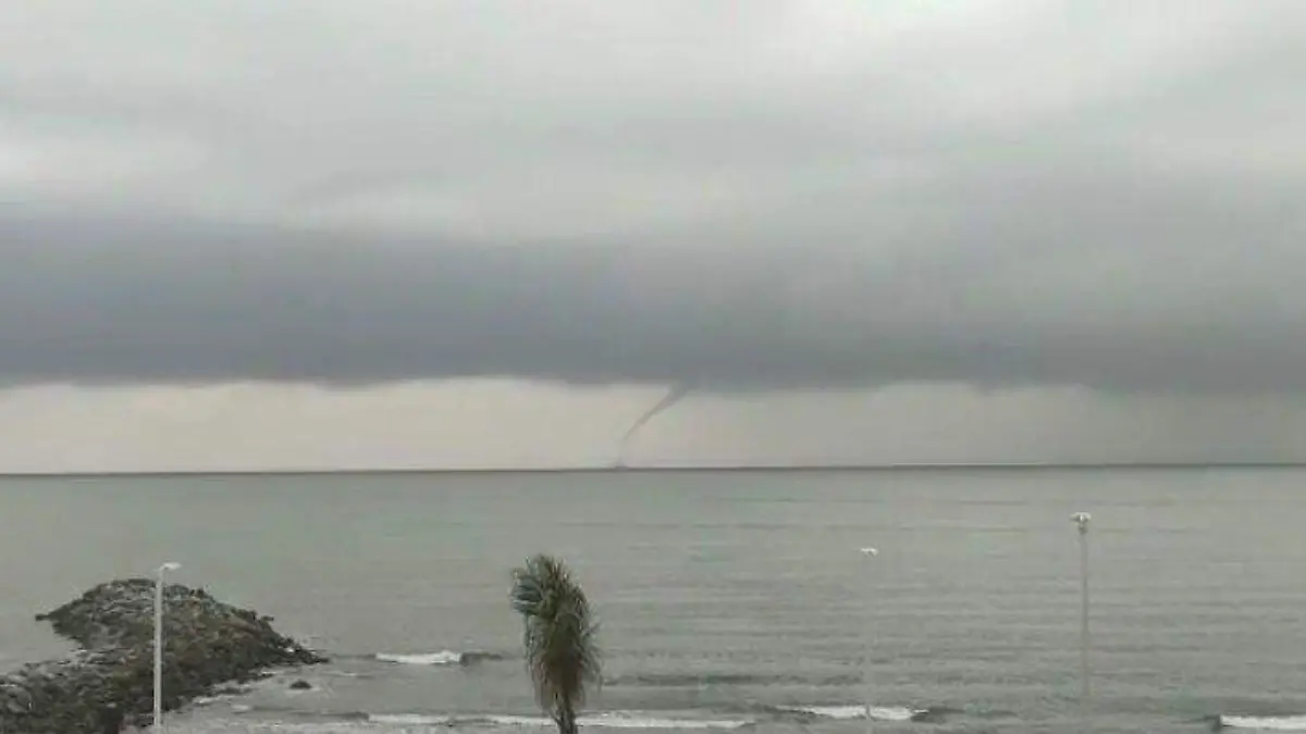 [VIDEO] Captan tromba en la zona de playas de Boca del Río