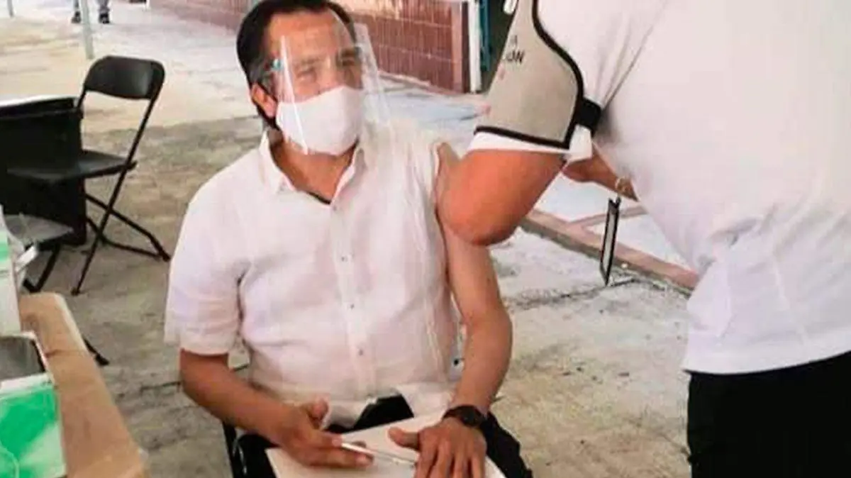 Gobernador-recibe-vacuna