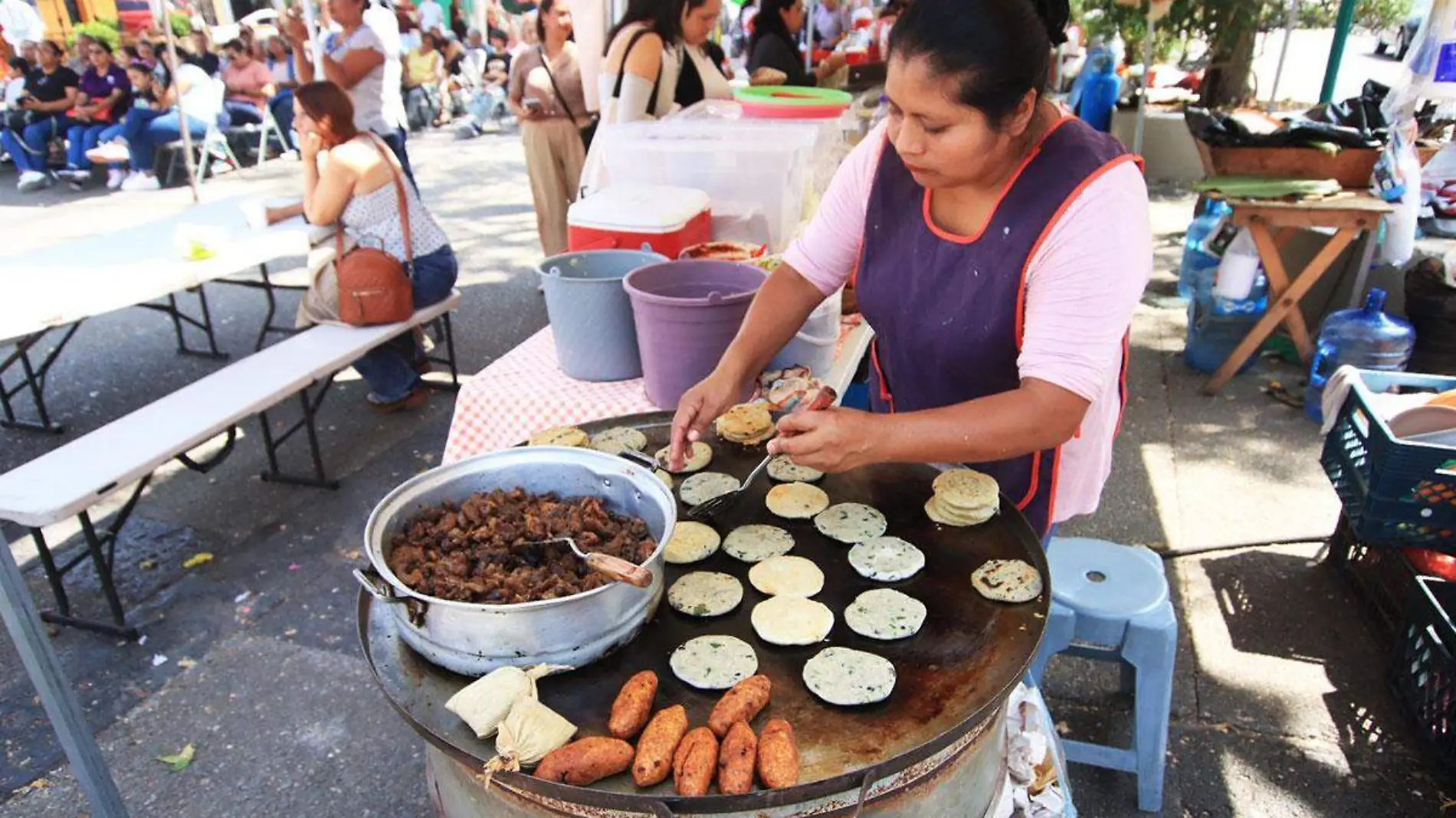 Bocoles recién sacados del comal, enchiladas, carne asada, estrujadas, tamales, zacahuil calientito, atoles y tepache fueron degustados